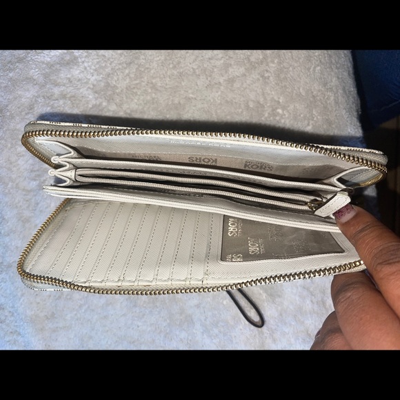 Large Michael Kors wristlet - Picture 5 of 5